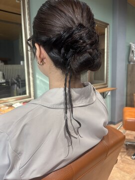 綺麗めアップスタイルにネジネジ遊び