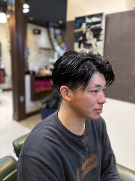 バーバー アカダマ 刈り上げセンターパート