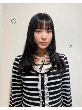 アオ(AO) 重めぱっつん前髪とハイレイヤーで周りと違う個性を