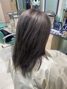 ユキオ(Yukio) レイヤーカット大人美人くすみカラーアッシュグレーベージュ