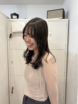 エイチ 梅田(H) ベリーショート切りっぱなしボブヘアカラーアッシュグレー前髪