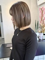 ナジック(749)&nbsp;ぱつっとボブ×たっぷりハイライト