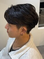 ヒュイル バイ ニアウ(Hwyl by Niau)&nbsp;MEN’S HAIR/フェザーパーマ/刈り上げセンターパート/伊勢崎