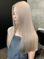 イル 長岡(iLe.) ミルクティーベージュブロンドブリーチカラーレイヤーカット
