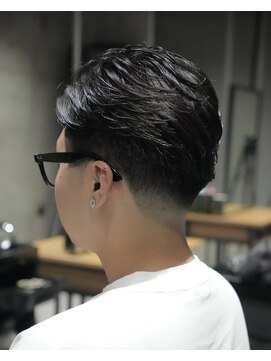 メッツ 原宿(METS) MEN'S/毛流れサイドパート×テーパーフェード/毛流れパーマ