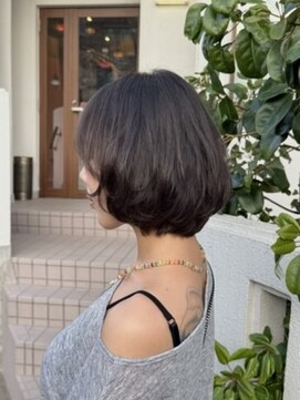 リアド(.RIAD) 個性を活かすハイレイヤーボブ