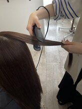 ブロー後、180度～210度のアイロンで髪質、仕上がりに合わせて仕上げていきます。