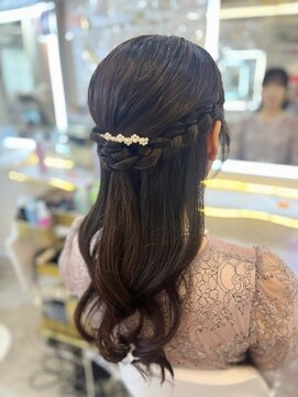 アトリエビューティーアミュ(atelier beauty AmU) 結婚式 二次会 お呼ばれ ハーフアップ×ビジューピン