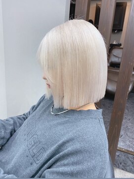 エミーバイモアムー(Emmie byMoremuu) ［南越谷YU-TA］ホワイトカラー