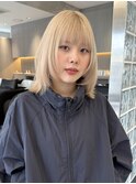ハイトーン切りっぱなしショートボブホワイトブロンドベージュ