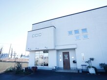 ヘアーデェカラー(hair de KOLOR)の雰囲気(【つくば】西大通りから少し入った白い建物です。駐車場10台完備)