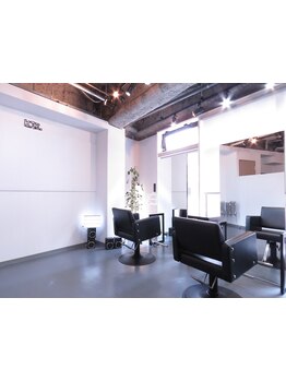 白×グレーを基調としたオシャレな店内。ハイセンスなスタイリストが『あなたらしく』をProduce。