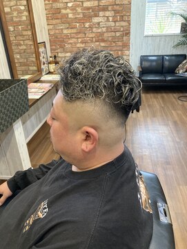 ライズヘアー(RISE HAIR) スキンフェード＋ハイライト＋パーマ