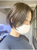 大人ショートボブ カーキグレージュ フェザーバング 前髪なし