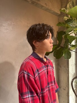 キュー(Cue_) センターパートウルフのニュアンスパーマスタイル　【影山】