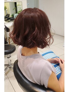 ヘアーデザイン ミヤビ 広尾(HAIR DESIGN MIYABI) くせ毛をいかしたボブスタイルにボルドーピンクの暖色系カラー