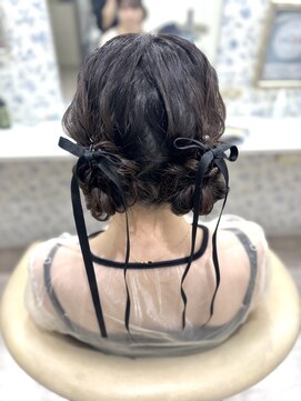 サクララ(Sakura la) ツインシニヨン×リボン／結婚式／お呼ばれヘア／二次会へア