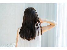 うねり・広がりには、髪の状態に合わせたストレートの相談を