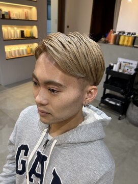 イコール(EquAll) 【ブロンドマッシュショート】360°洗練されたスタイル