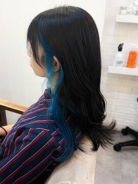 トッカ ヘアアンドトリートメント 難波店 華やかブルーの高コントラストインナーカラー