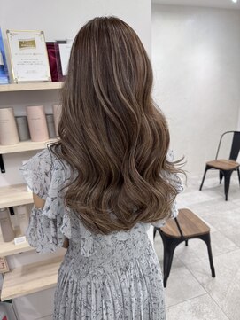 ジゼル(gisele) ハイトーン×白髪ぼかし×20～50代×ハイライト