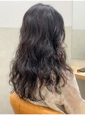 黒髪ロングパーマ