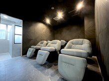 リノア 西梅田 福島(Linoa)の雰囲気(別空間で贅沢なリラックスタイム&フラットなシャンプー台)