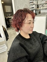 テラス トヨタ(Telasu Toyota)&nbsp;ブリーチカラーでボルドーレッドとクセ毛風パーマ◎