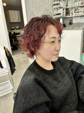 テラス トヨタ(Telasu Toyota) ブリーチカラーでボルドーレッドとクセ毛風パーマ◎