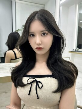 マウルルナ(MAEUL luna) 黒髪ネビージュ イメチェン くびれヘア 夏のヘアアレンジ