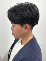 ヒュイル バイ ニアウ(Hwyl by Niau) メンズセンターパートフェザーパーマフェザーショートスパイラル