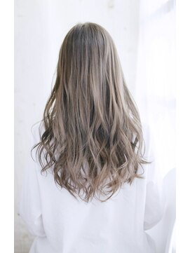 リーニアプラスエヌ(LINHA +n) 20代30代40代　愛されフェザーロング【長浜】