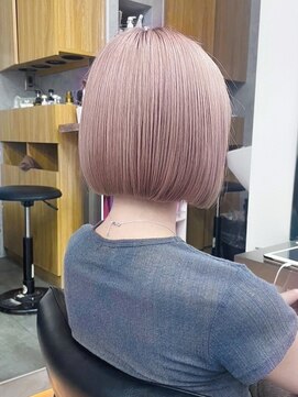 リラ バイ ミラ 新宿(LILA by MILA) 透明感ブリーチダブルカラー/切りっぱなしハイトーンボブ/新宿