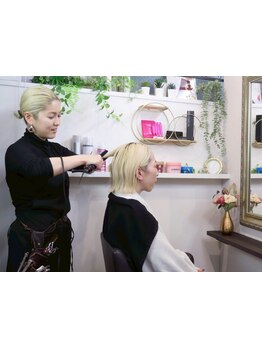 個室×経験豊富なスタイリストがマンツーマン施術♪周りを気にせず贅沢なサロンタイムを＊