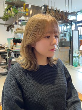 クルニエ(crenier) くびれヘア/フェイスレイヤー/ミルクティベージュ