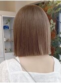グレージュ切りっぱなしボブ前髪ありミニボブミルクティベージュ