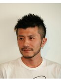 大胆に刈り上げた、男らしい2ブロックベリーショート