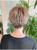 ソフト刈り上げショート×白髪ぼかし　八戸