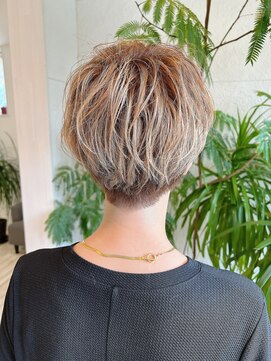 フゥカ 売市店(fuka) ソフト刈り上げショート×白髪ぼかし 八戸