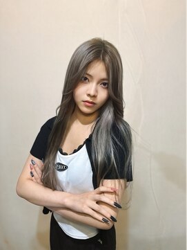 ヘアメイクアン(Hair Make Une) ちょこっとブラウンで抜け感UP!最旬ホワイトシルバーカラー♪