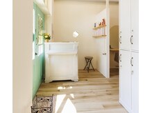 ソルチュナ 衣笠(SOLTUNA)の雰囲気（陽のあたる優しい色合いの待ち合いです）