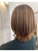 白髪ぼかしの夏らしい軽めのレイヤースタイル