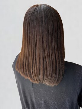 ロカ バイ ティアトロ ヘア サロン(ROCA by teatro hair salon) ストレートパーマ アッシュベージュ 透明感カラー 30代