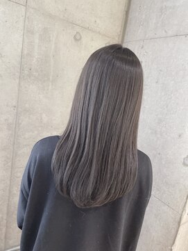 リビンバイアフロート(Livin by afloat) 王道　ストレートロング　シルバーグレージュ　おおたかの森