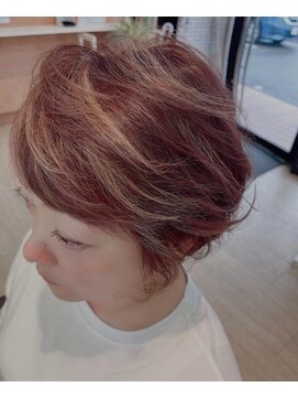 マニス(manis) 白髪ぼかしピンクブラウンハイライトショートカット