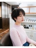 暗髪サイド耳半分マッシュショートの無造作スタイリング