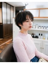 ヘアデザイン ステラ(hair design sTella)&nbsp;暗髪サイド耳半分マッシュショートの無造作スタイリング