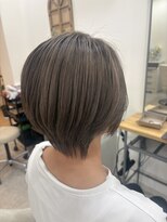 オルネア(Ornea) 明るめグレージュのショートヘア
