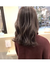 派手すぎないのに、目を惹く。大人女性の魅力を引き出す上品なハイライト＆デザインカラー