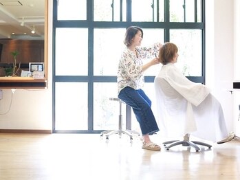 ヘアーデザイン フィレッジ(hair design FILEGE)の写真/光が差しこむ明るい店内はアロマの香り漂うリラックス空間◇こだわりのシャンプー台は寝心地も大好評◎